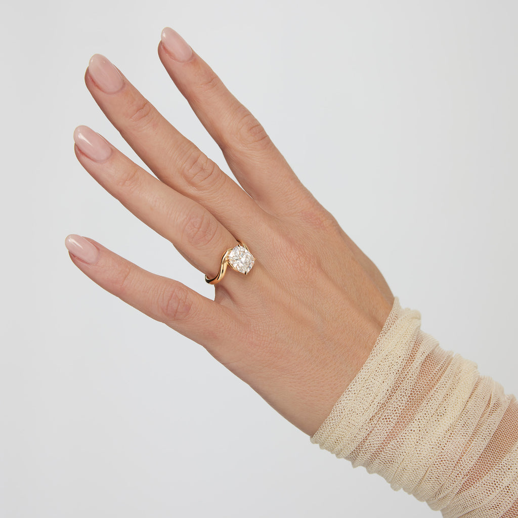 Lindelli_Isola_Cushion_Diamond_Ring_Yellow_Gold_Hand