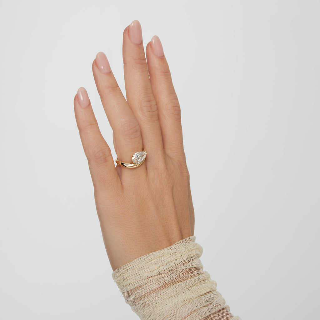 Lindelli_Lilia_Pear_Organic_Ring_Diamond_Hand_Yellow_Gold_White_Gold