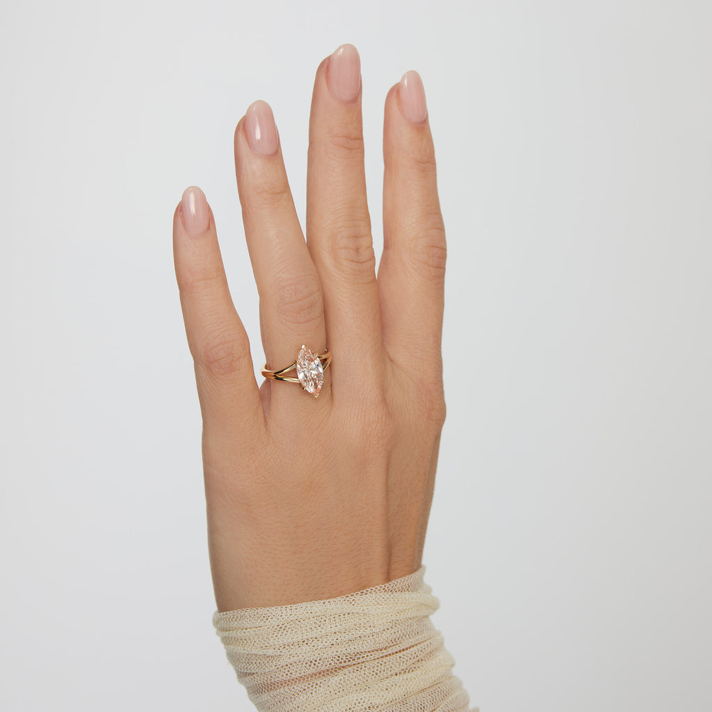 Lindelli_Margot_Marquise_Yellow_Gold_Hand_White_gold