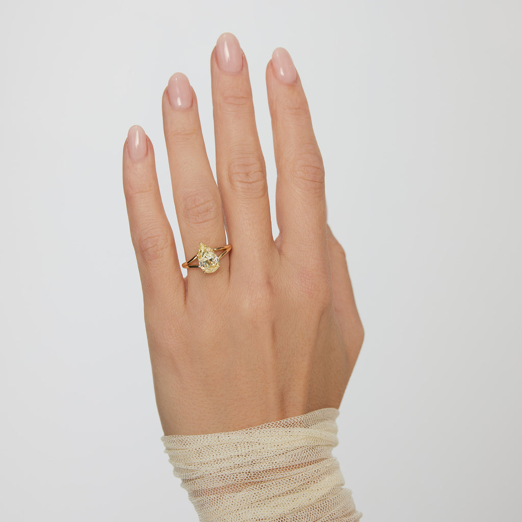 Margot_Pear_Split_Band_Ring_Yellow_Gold