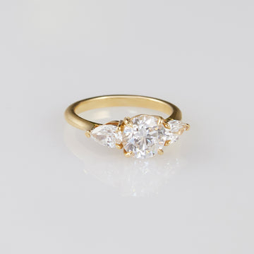 LINDELLI_Round_Pear_Side_Stone_Ring